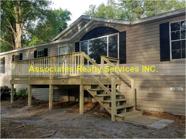 Building Photo - Quiet Country Living!