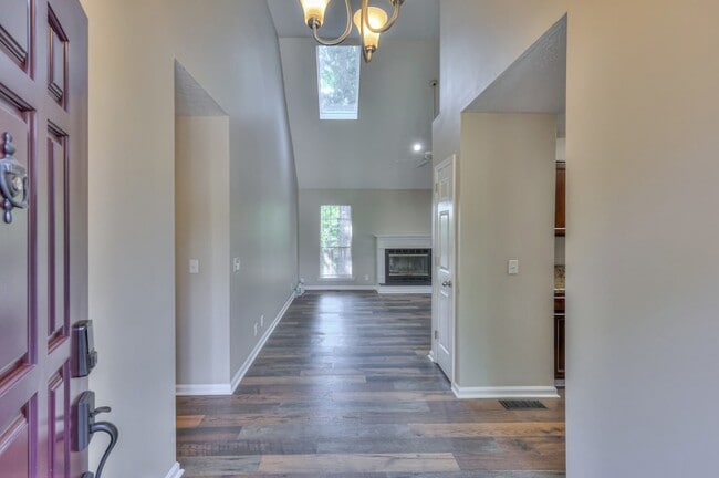 Building Photo - 1617 Roundhill Dr