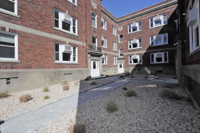 Building Photo - 189 Elm St