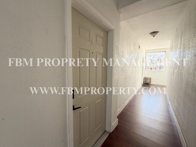 Foto del edificio - 1300 W Main St