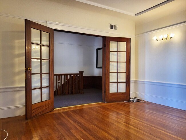 Foto del edificio - 2 Bedrooms 1.5 Bath Flat with a Bonus Room...