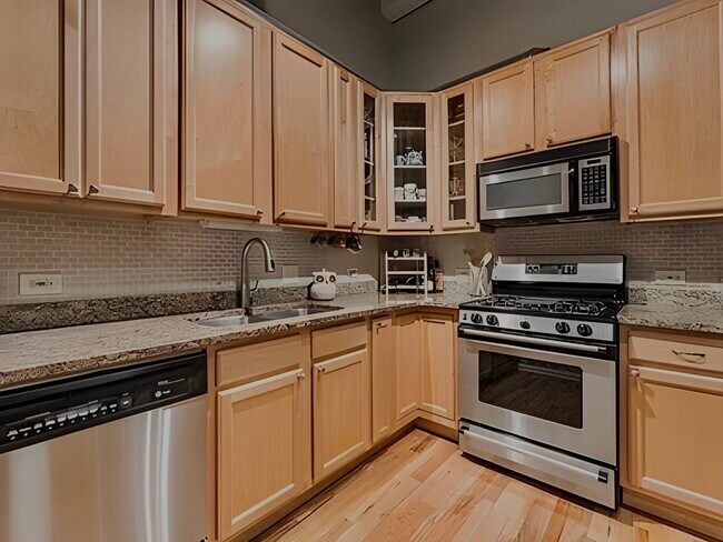 Foto del edificio - 312 N May St