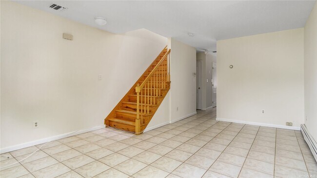 Building Photo - 5 Selina Ct