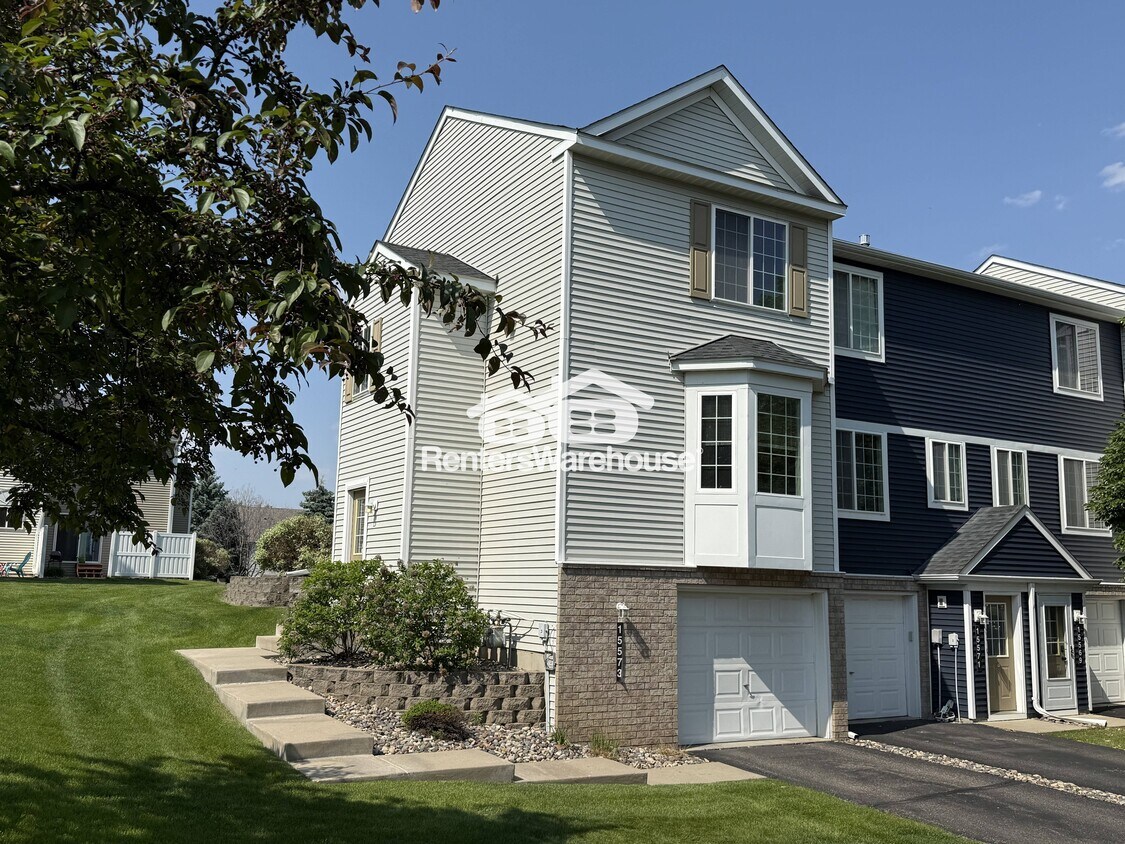 Foto principal - 15573 Flight Way