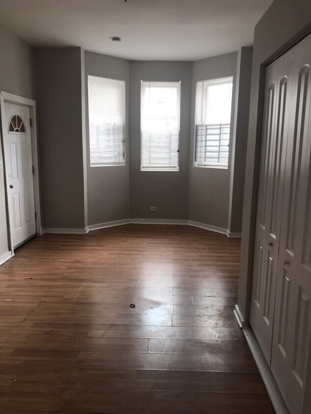Foto principal - 8854 S Buffalo Ave