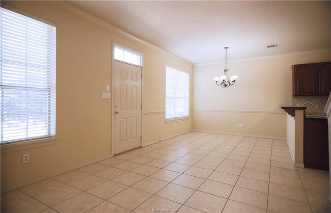 Building Photo - 260 Forest Dr