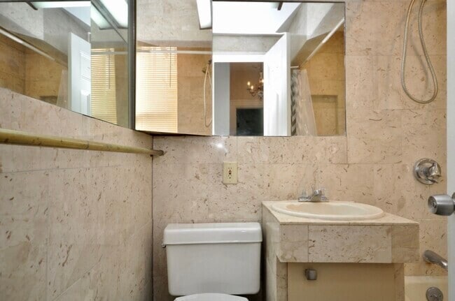 Building Photo - 261 Beacon St