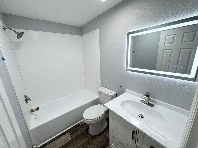 Foto del edificio - GORGEOUS REMODELED 3BR/2BA Zephyrhills Home with HUGE SCREENED IN PORCH and Shed