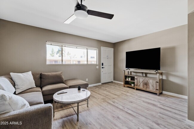 Foto del edificio - 7436 E Chaparral Rd