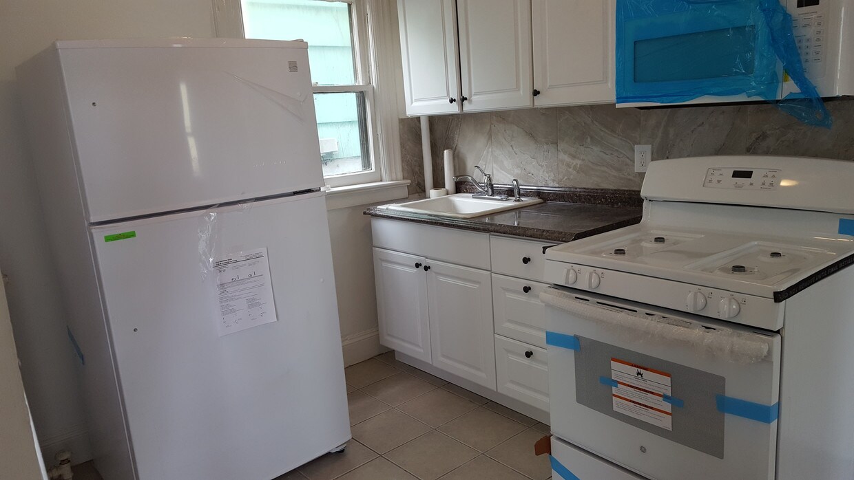Kitchen - 1008 Hudson Ave