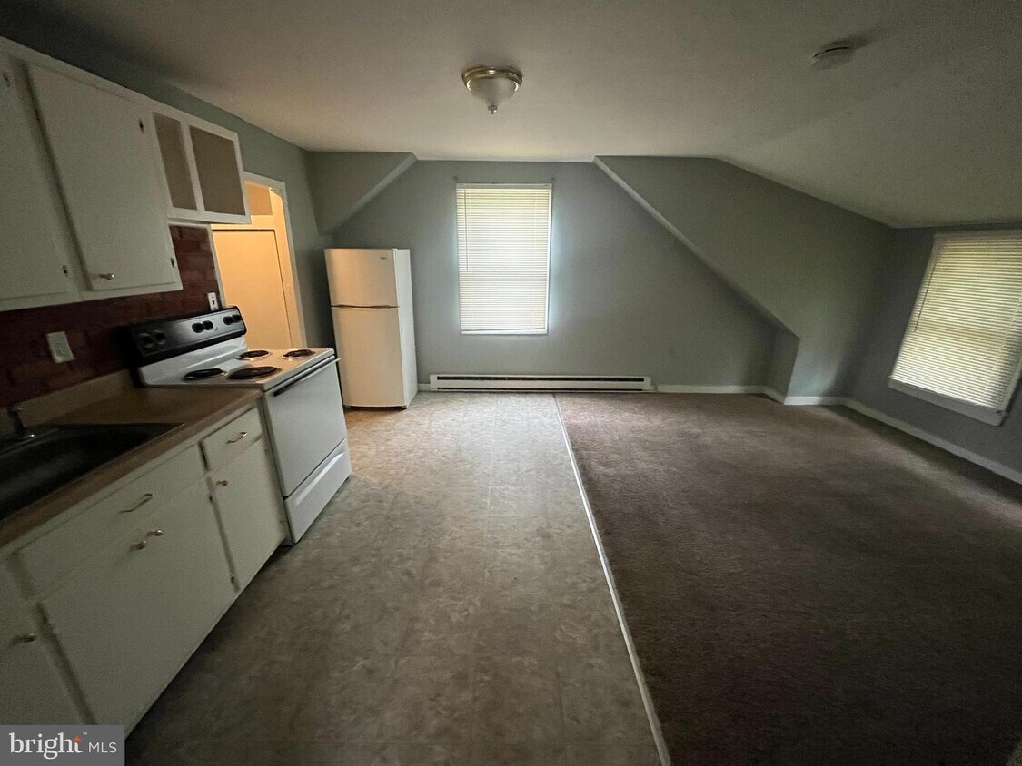 17 Larkspur St Unit 2, Pemberton Township, NJ 08015 Room for Rent in