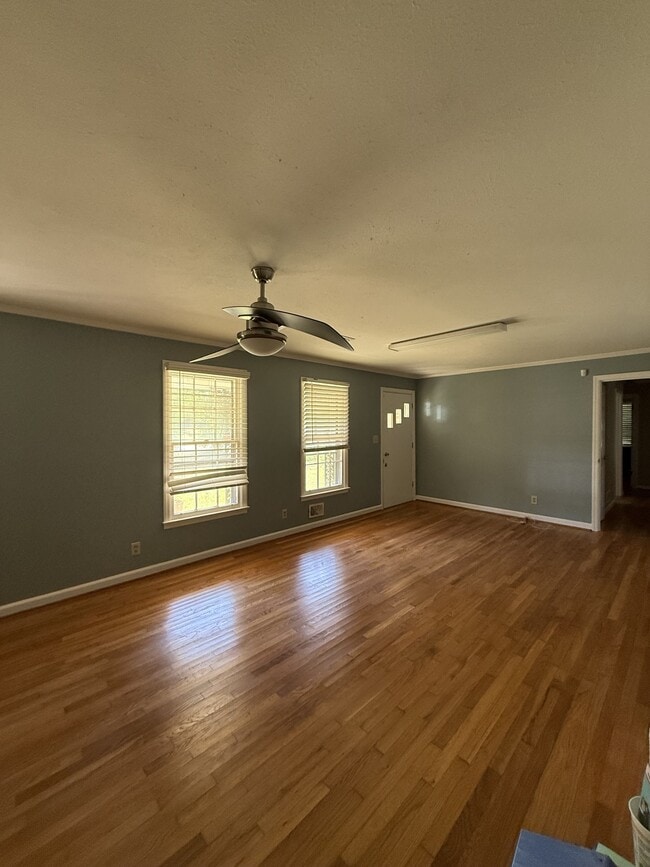 Building Photo - 111 Pinecrest Dr