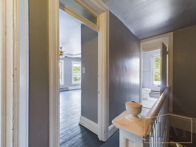 Foto del edificio - Recently Renovated Spacious 1 Bedroom Apar...