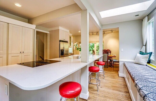 Foto del edificio - 100 NW Pittock Ave