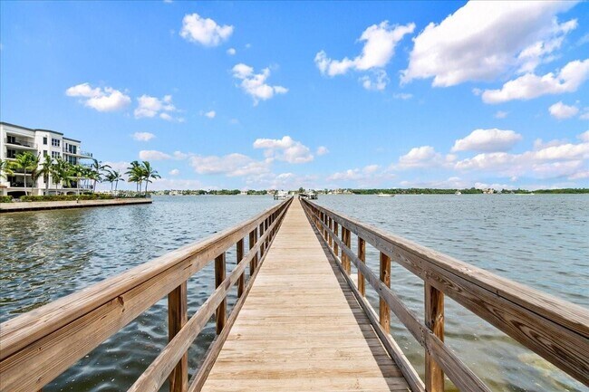 Foto del edificio - 619 Windward Cir N