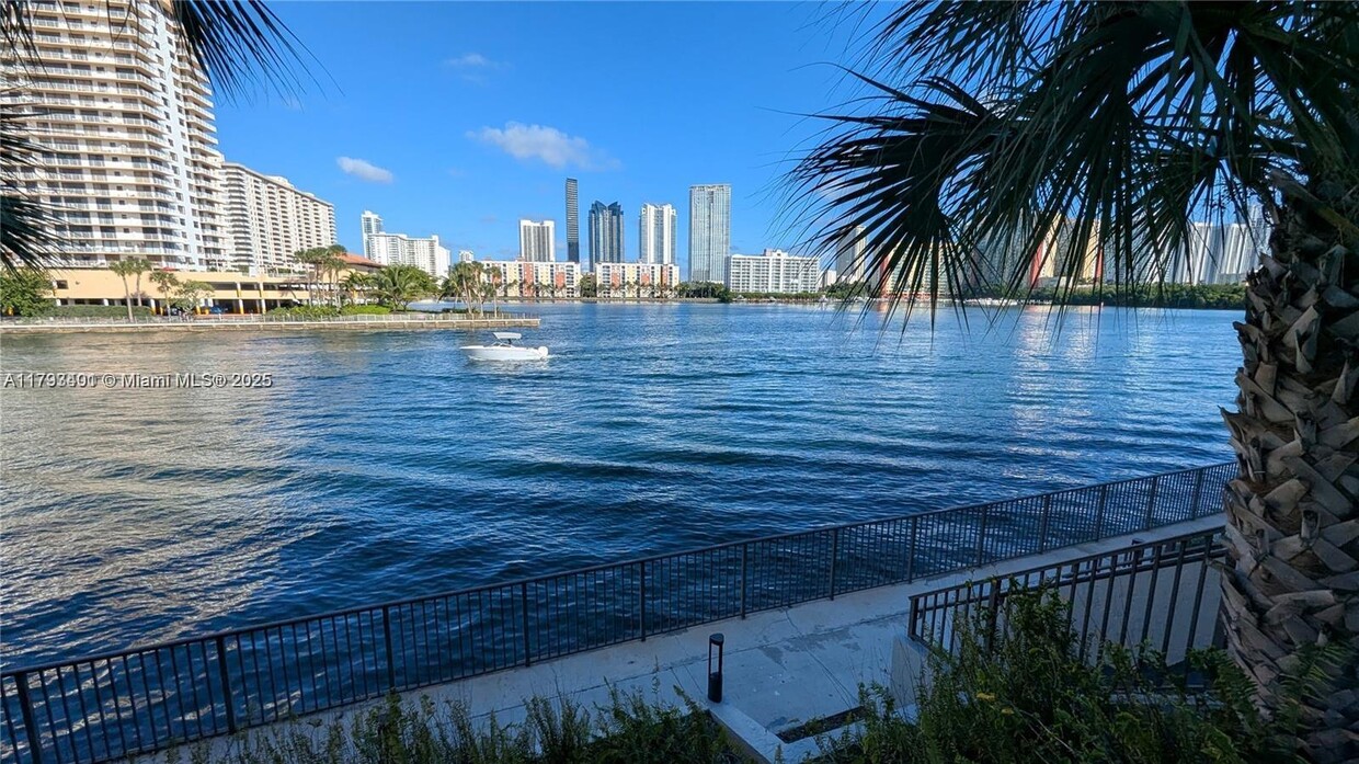 Foto del edificio - 4000 NE 168th St