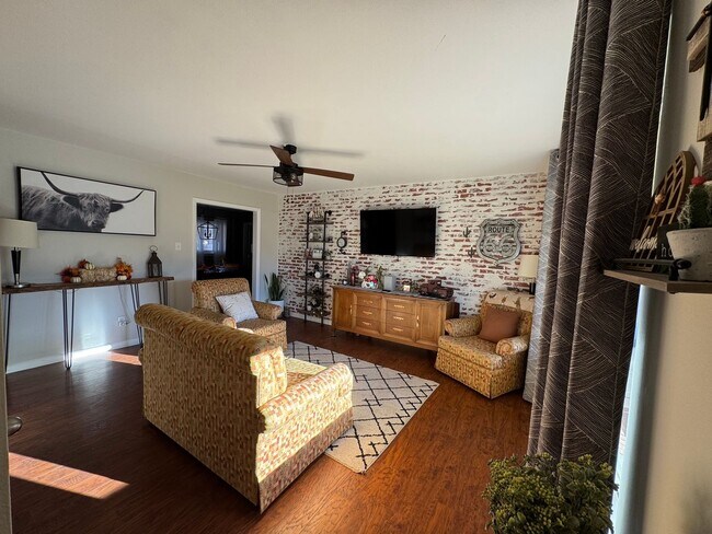 Foto del edificio - Beautiful fully furnished all bills paid home!
