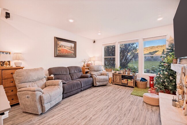 Foto del edificio - 693 S Grant Ln