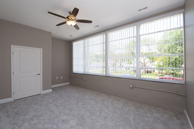 Amplias habitaciones con ventiladores de techo - Washington Senior Apartments