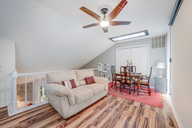 Foto del edificio - 2241 Lovedale Ln