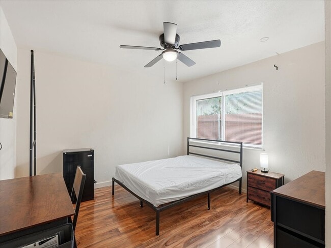 Foto del edificio - 5614 Christie Ln