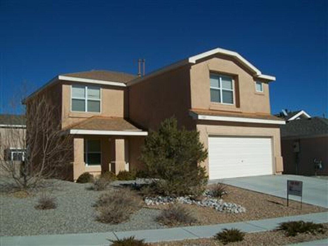 Foto principal - 4 Br, 2.5 Bath, loft upstairs, landscaped ...