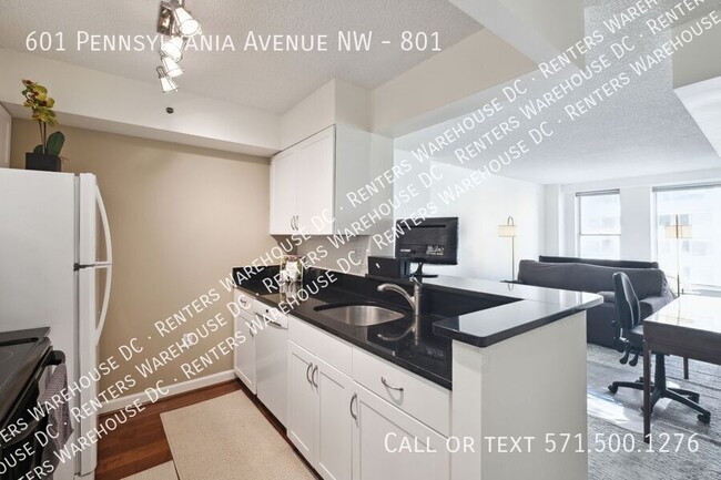 Building Photo - Stylish 8th-Floor Furnished Studio in Penn...