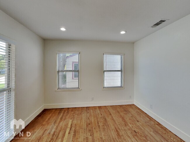 Building Photo - 2302 S Polk St