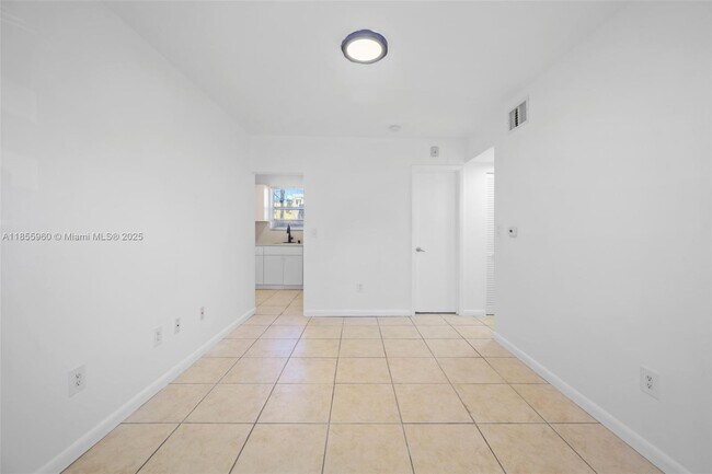 Foto del edificio - 577 NE 82nd St