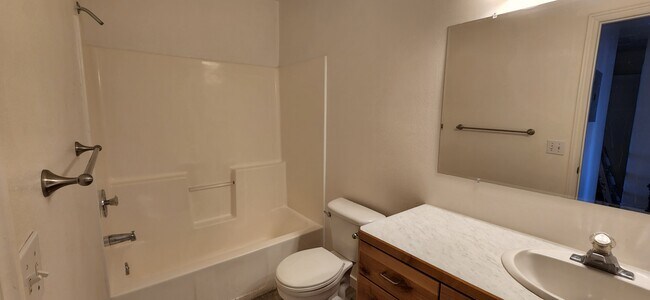 Building Photo - 557 W 600 N