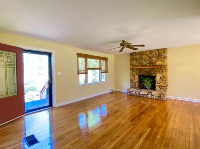 Foto del edificio - Beautiful Creekside Cottage in North Asheville