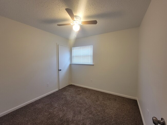 Building Photo - 46 Carriage Ln