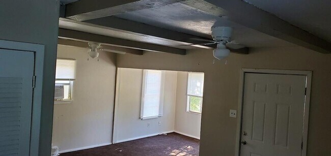 Building Photo - 202 Live Oak