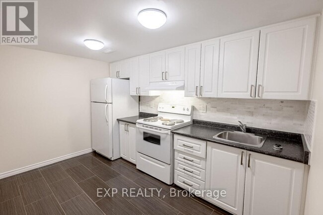 Building Photo - 196 Old Colony Rd