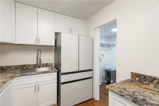 Building Photo - 330 Winding River Dr