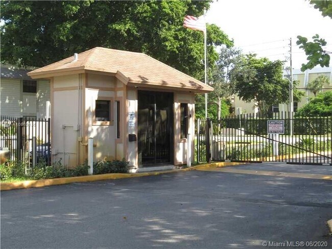 Foto del edificio - 807 NE 199th St