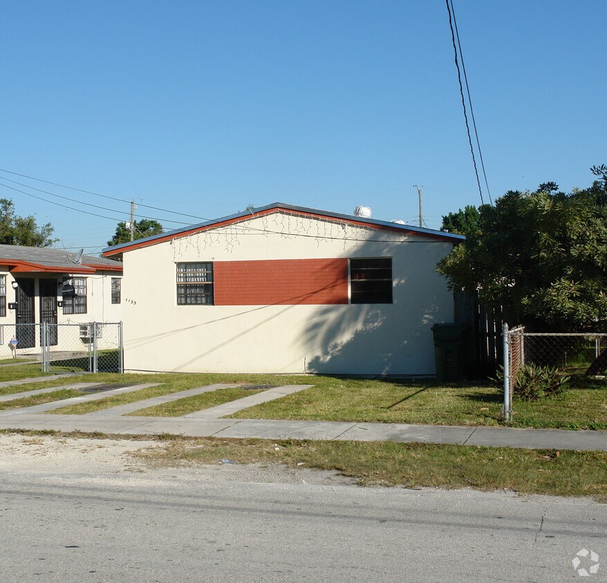 Foto del edificio - 1155-1165 NW 63rd St