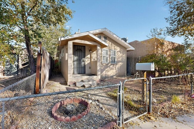 Building Photo - Historic Bungalow House 2 Bedroom 1 Bath- MOVE-IN Special