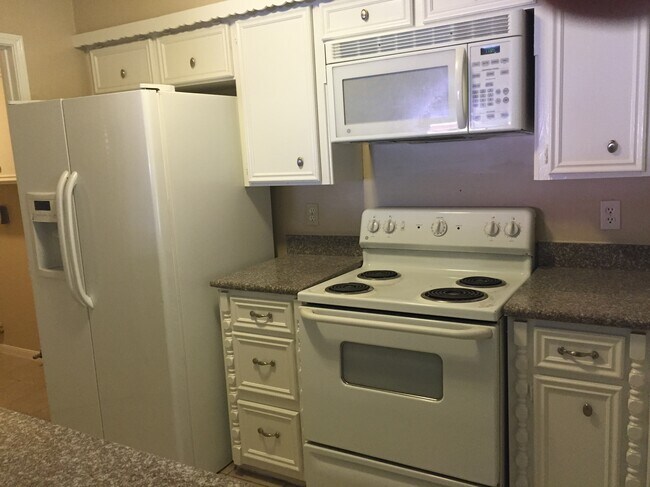 Building Photo - 3219 Palm Desert Ln