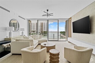 Building Photo - 300 Biscayne Blvd Way
