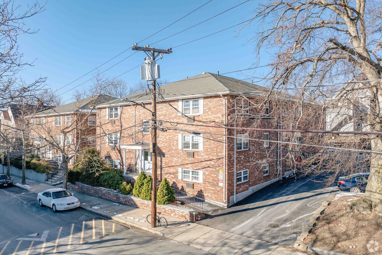 Primary Photo - 112 Sycamore St