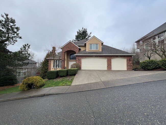 Foto del edificio - Executive-Style Northwest Heights Home with Forest Views and Refined Architectural Details