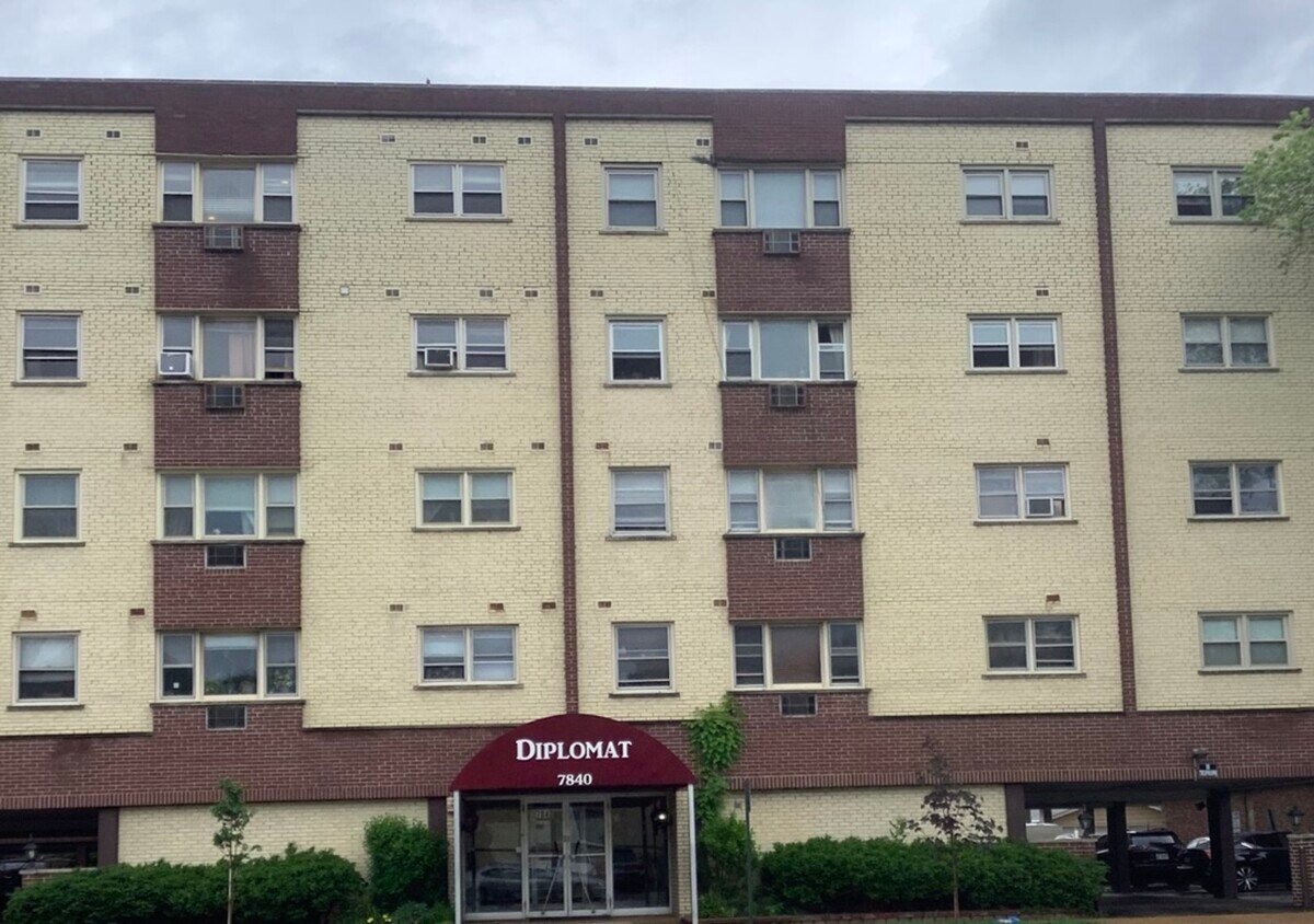 7840 North Ave Unit 4I, Elmwood Park, IL 60707 Condo for Rent in Elmwood Park, IL