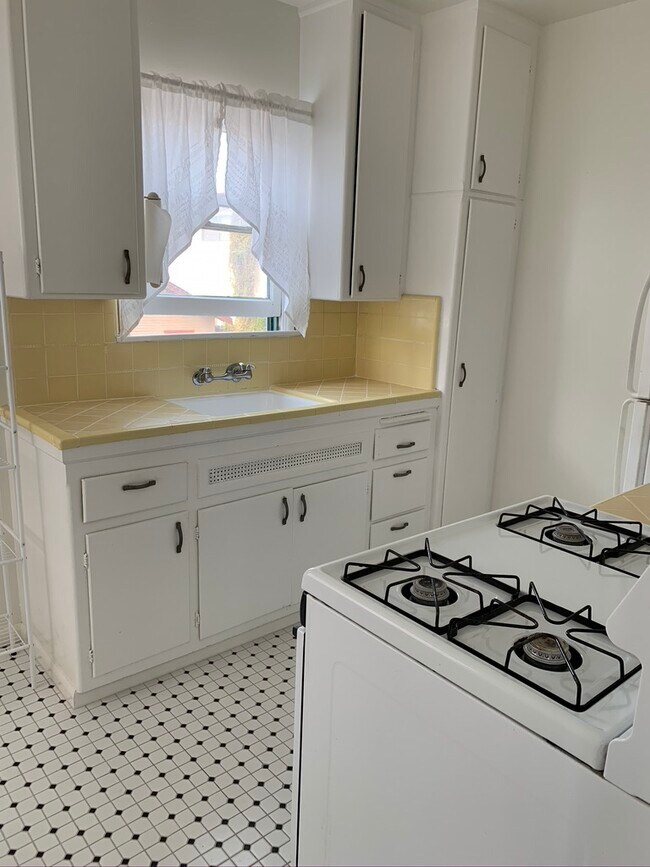 Kitchen - 1126 Chelsea Ave