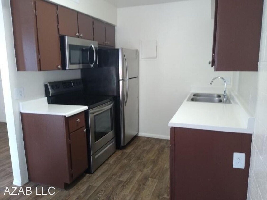 Primary Photo - 740 W University Dr