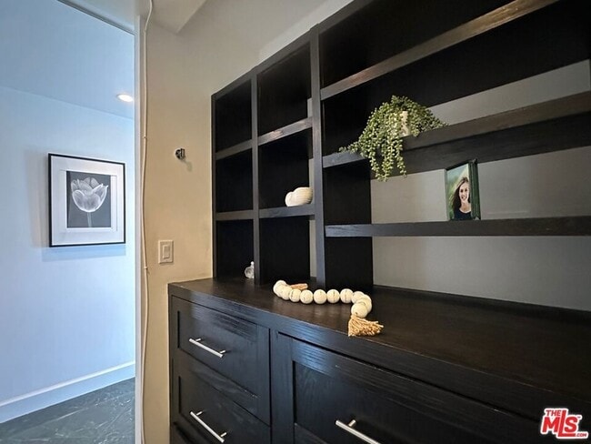 Building Photo - 999 N Doheny Dr