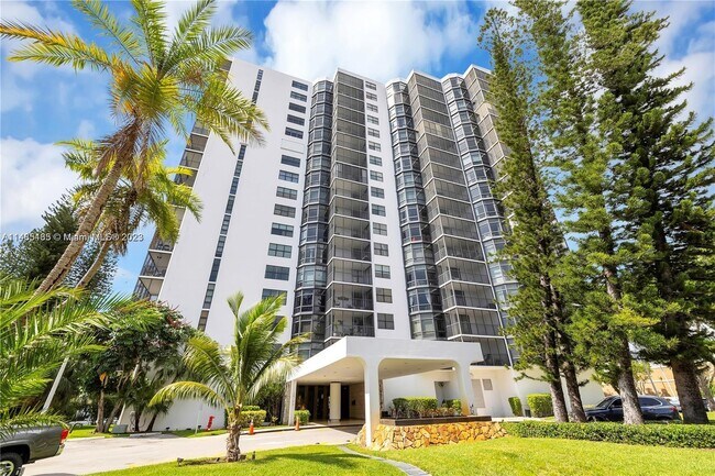 Building Photo - 20100 W Country Club Dr