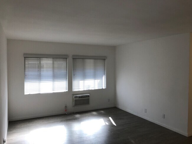 Living Area - 304 S Doheny Dr