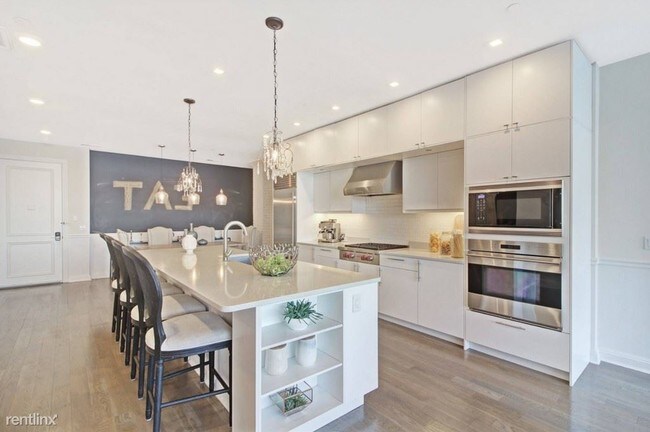 Building Photo - 2 br, 3 bath Condo - 121 N Almont Dr Apt 303