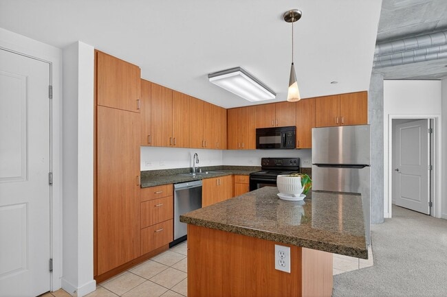 Building Photo - Bright 2-Bedroom Home in Smart Corner